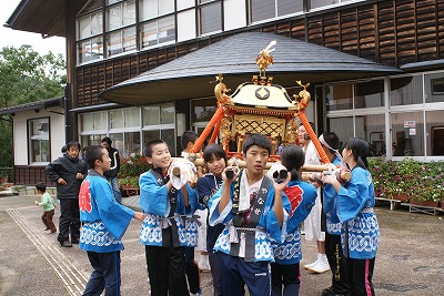 神祭へ参加（弓、舞、御輿）